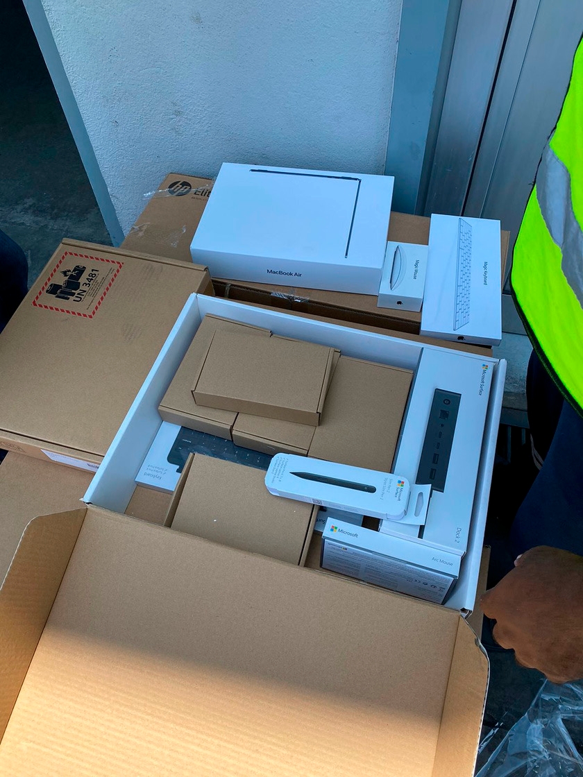 Variedade de equipamentos informáticos organizados em armazém