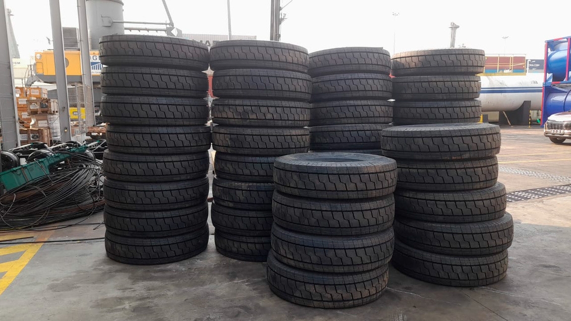 Pneus para camiões e veículos pesados empilhados em armazém