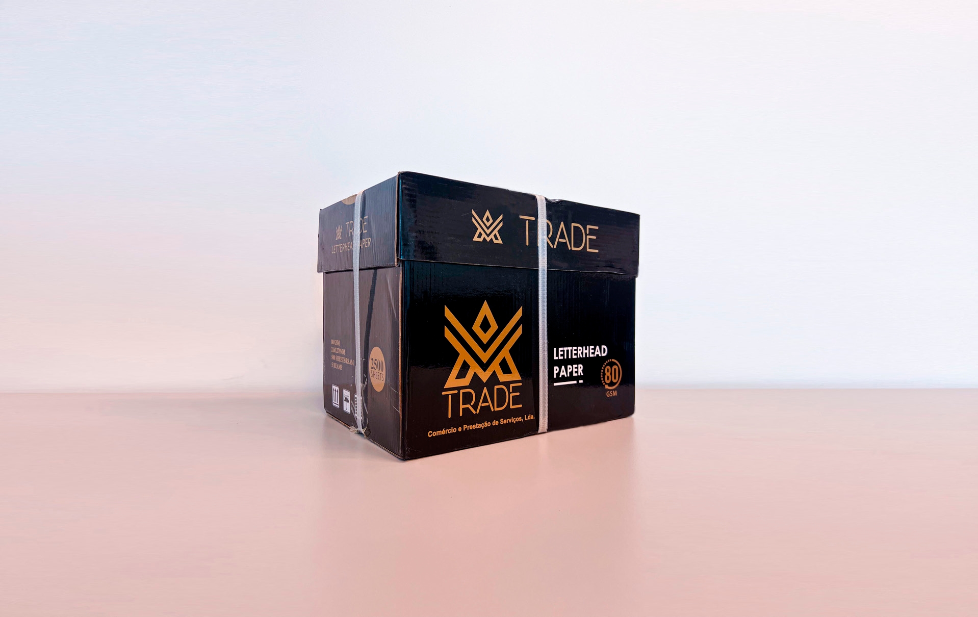 Resmas de papel A4 branco empilhadas mostrando qualidade do produto